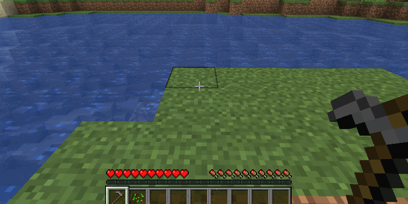 クワを使って土を耕す